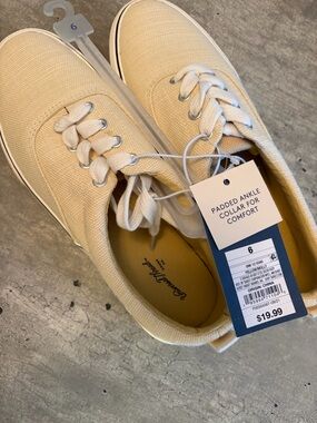 Universal Thread Cream Canvas Sneakers Size 6 NWT